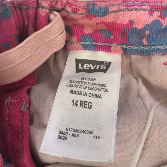 ✨Levi’s Shorty Short Pink paint splatter - Picture 5 of 5